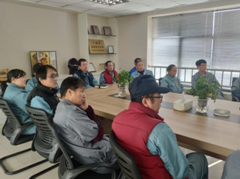 為提高公司員工的能力及素養(yǎng)，搞好公司安全建設(shè)，有效地防范事故發(fā)生，確保安全生產(chǎn)、提高工作效益，華森公司特舉辦了安全月培訓(xùn)學(xué)習(xí)活動(dòng)。培訓(xùn)活動(dòng)于2023年3月27日，在公司三樓會(huì)議室組織開(kāi)展，由安全技術(shù)設(shè)備部主任葛部長(zhǎng)