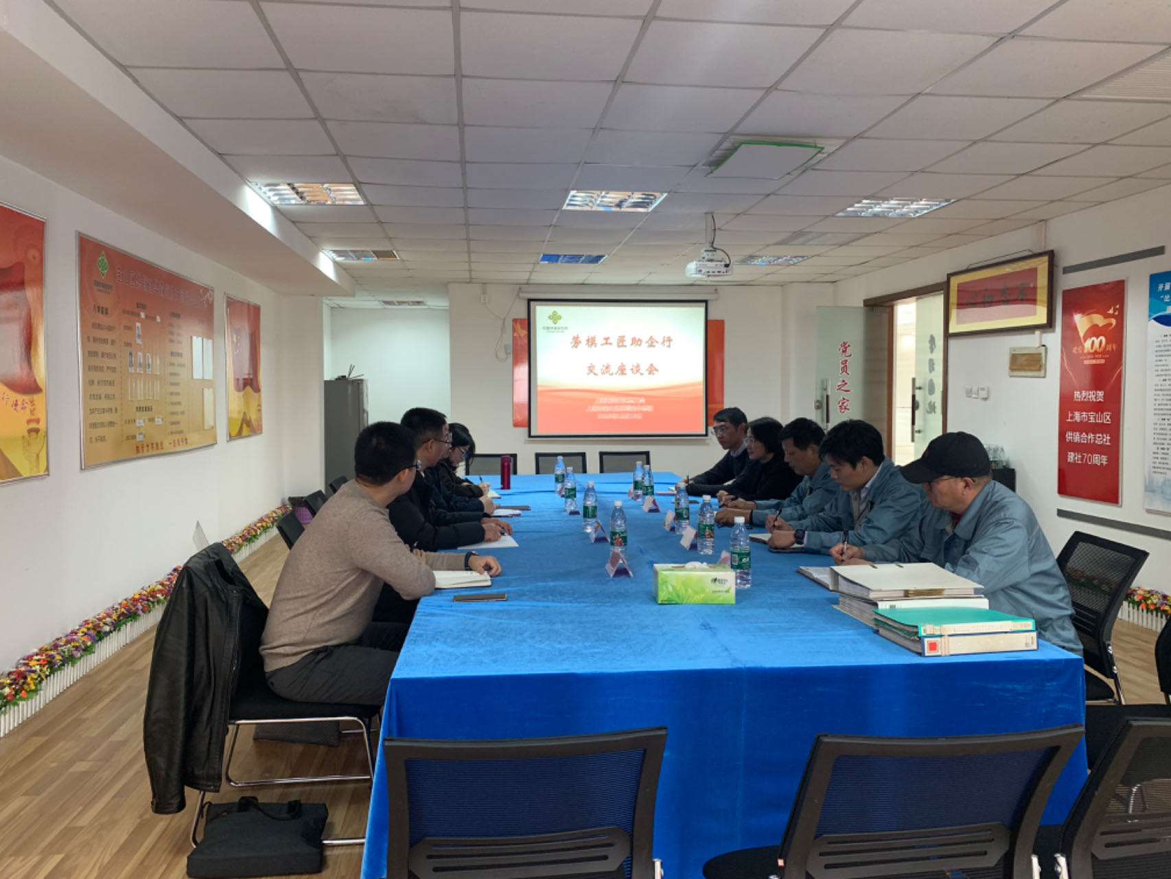 ??12月13日下午，寶山區(qū)總工會(huì)副主席賴(lài)擁軍，區(qū)總工會(huì)基層工作部，區(qū)勞模工匠宋賽中一行來(lái)到華森公司開(kāi)展“勞模工匠助企行”活動(dòng)并實(shí)地參觀指導(dǎo)企業(yè)發(fā)展。區(qū)供銷(xiāo)社黨委委員、副主任歸紅華和華森公司負(fù)責(zé)人陪同。??交
